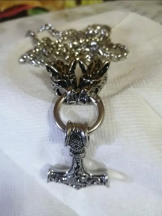 Męski Naszyjnik W Stylu Vintage Z Głową Wilka I Młotkiemi