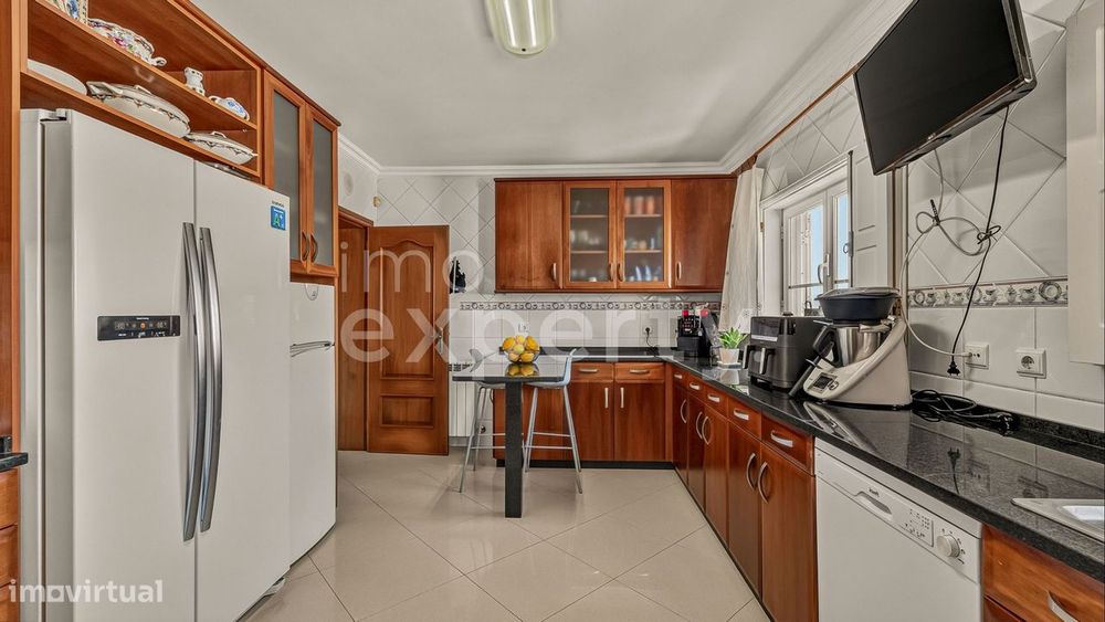 Moradia com 3 suites e piscina coberta a 10 min das praias da Ericeira
