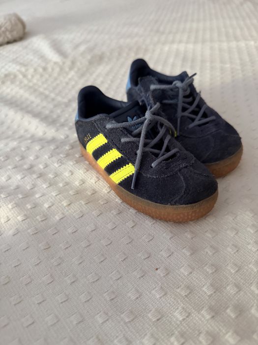 Sapatilhas adidas e vitoria