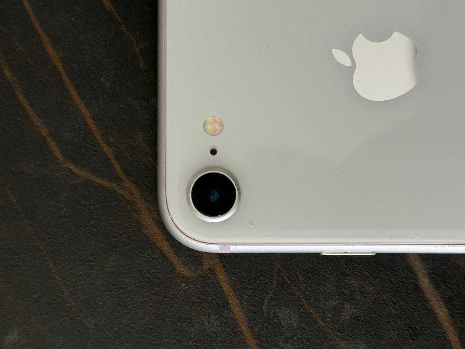 iPhone 8  64 ГБ.