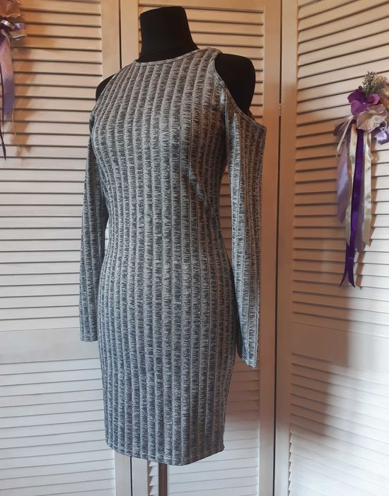 Распродажа! платье в рубчик с вырезами на плечах miss selfridge