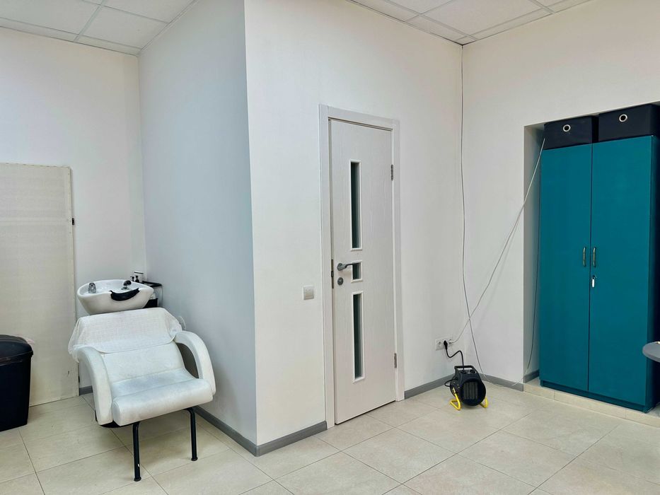 Приміщення з новим ремонтом, Високий цоколь, фактично перший поверх