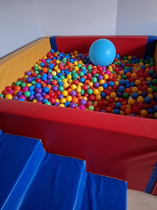 Basen z piłkami plus schodki wym 2m na 2 M cena zl