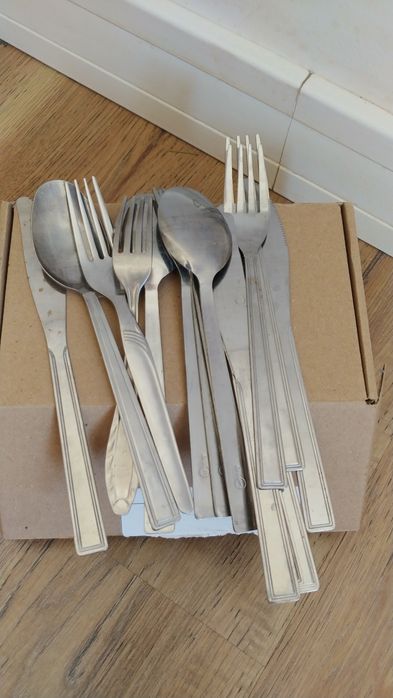 Zestaw sztućców łyżki widelce noże stołowe