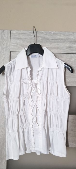 Bluzeczka damska bez rękawa.