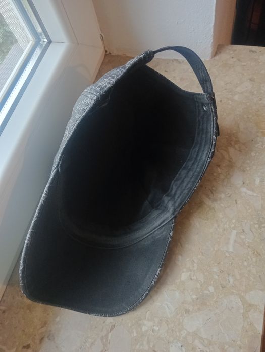 Czapka z daszkiem GUESS czarna eko skóra z wzorkiem