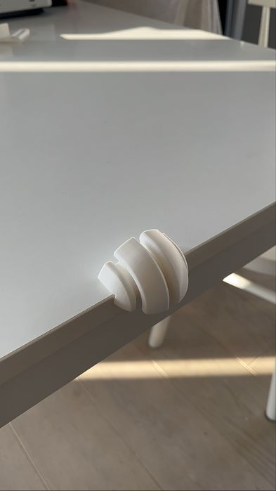 Organizer na kable / uchwyt na przewody na biurko