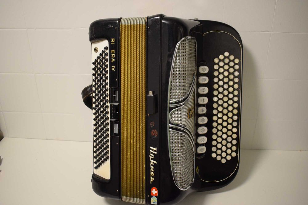 Acordeao Hohner riveira VI 4 Voz. N 246