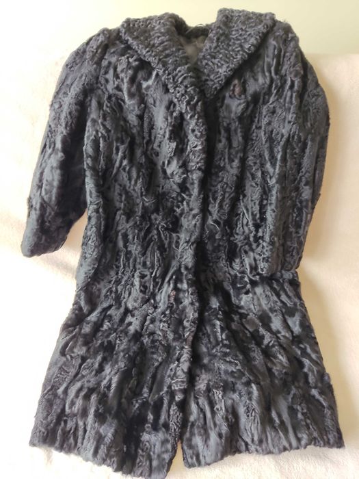 Czarne futro karakuły łapki