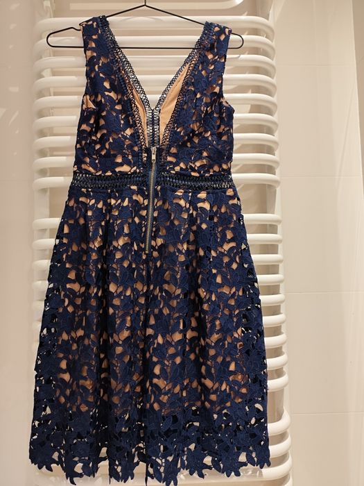 Granatowa koronkowa sukienka