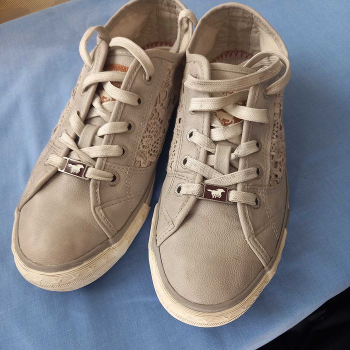 Damskie sneakersy MUSTANG w rozmiarze 40.