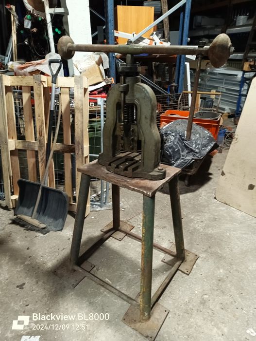 Prasa balansowa z podstawą