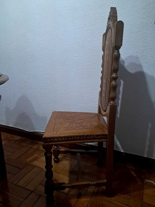 Mesa com 8 cadeiras e Candeeiro Art Deco com 5 lâmpadas