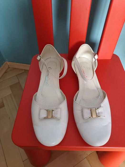 Buty białe z kokardką