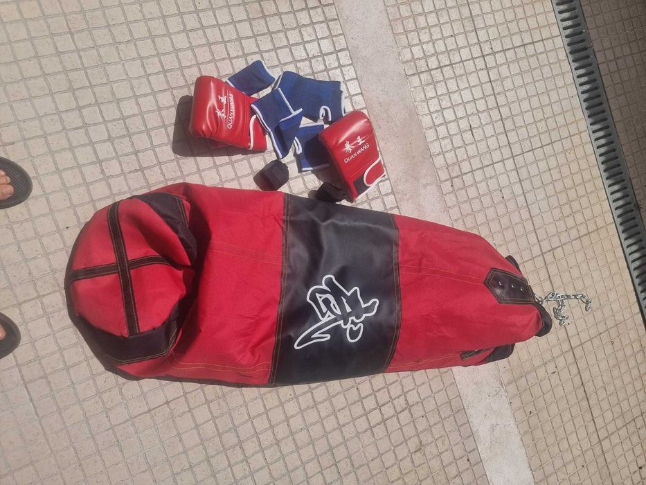 saco de boxe com luvas e acessorios