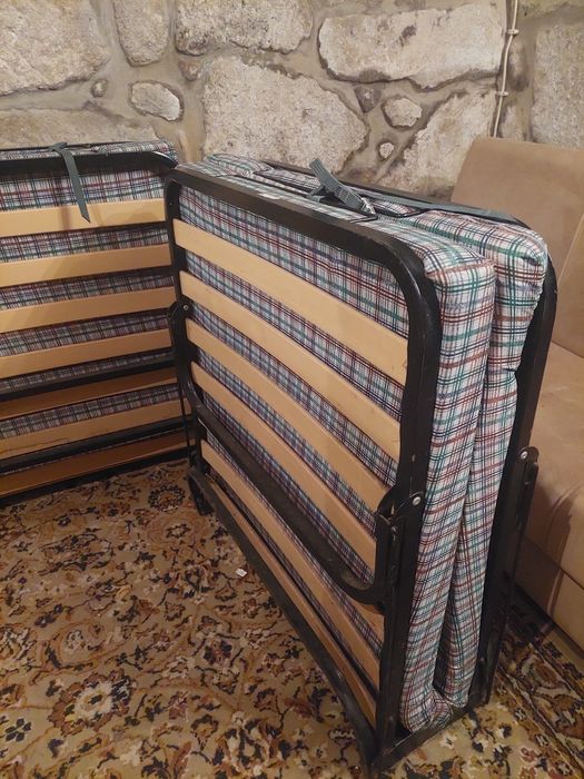 2 camas dobráveis com colchão