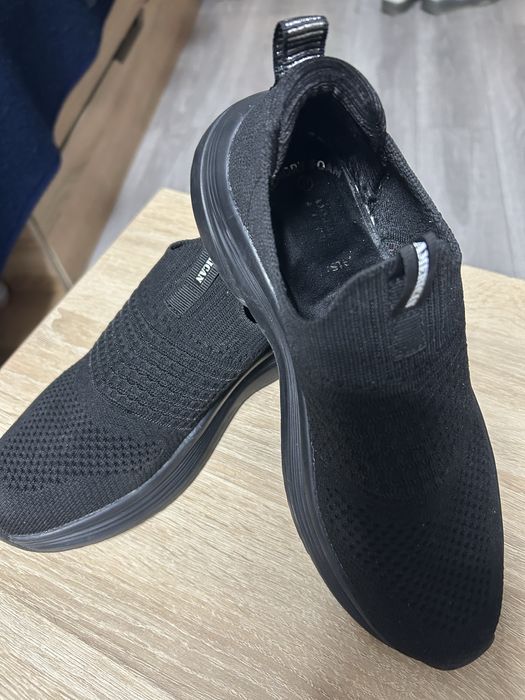 Кросівки спортивні