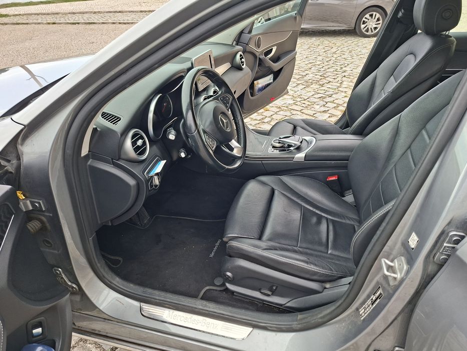 Carrinha Mercedes 220 d, em bom estado.