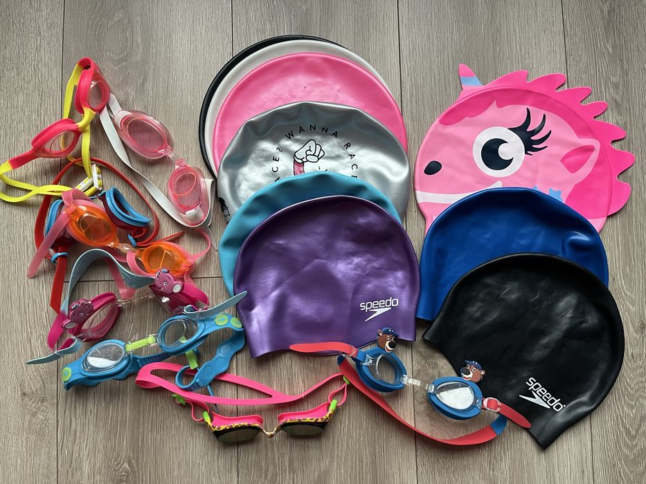 Шапка і окуляри для плавання в басейні