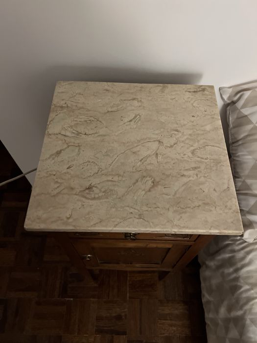 Mesas de cabeceira com tampo de mármore