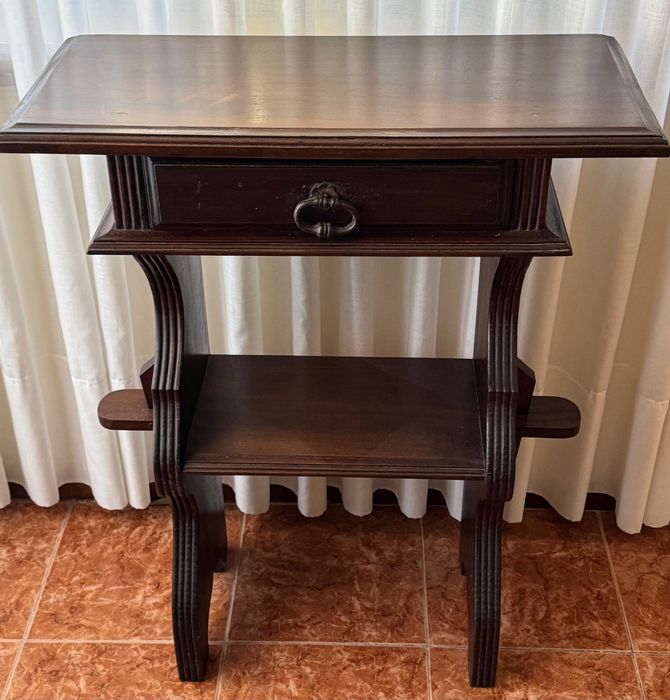 Mesa de apoio / Consola em madeira maciça com gaveta