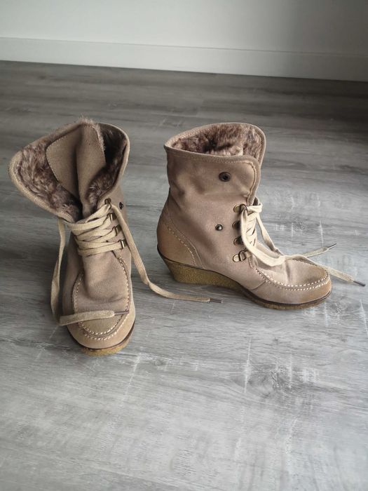 Botins de camurça beje, com pêlo por dentro e salto alto; Natura, 36