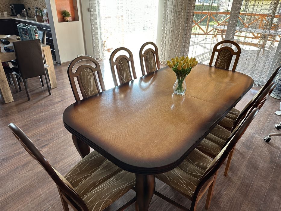 Drewniany stół jadalny