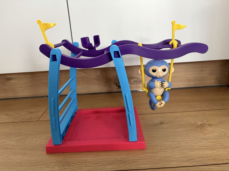 Małpka (WowWee Fingerlings) + plac zabaw