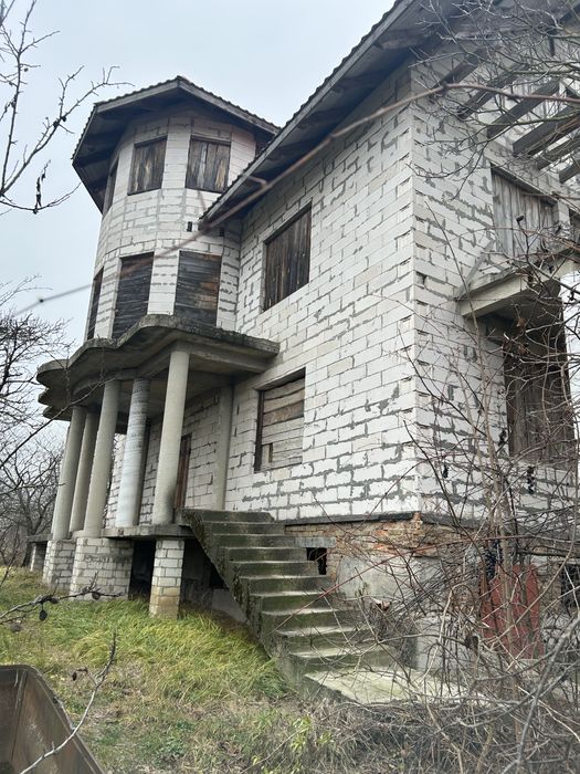 Продається недобудований будинок поруч з містом