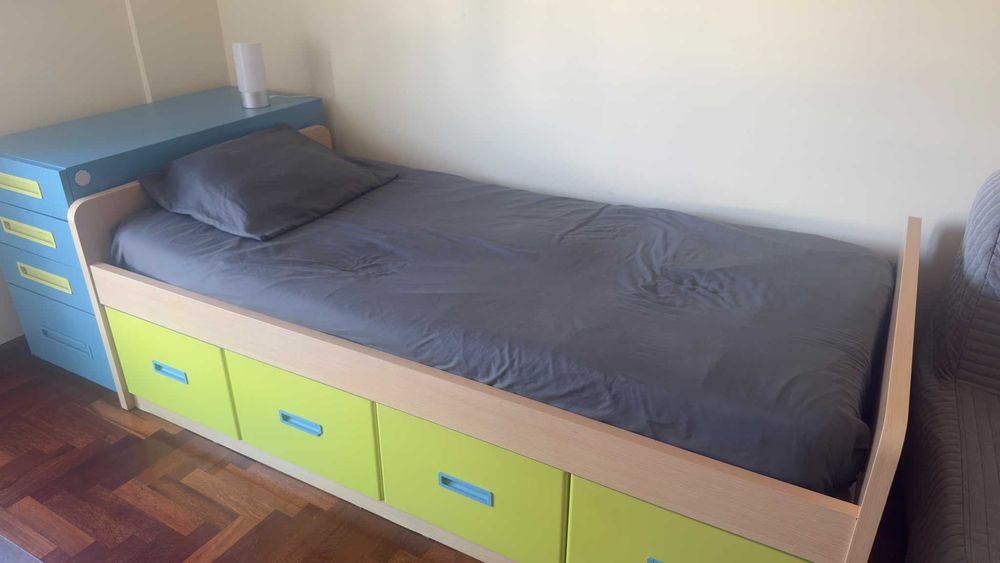 Cama de solteiro com 4 gavetas de arrumação com oferta de mesa de cabeceira