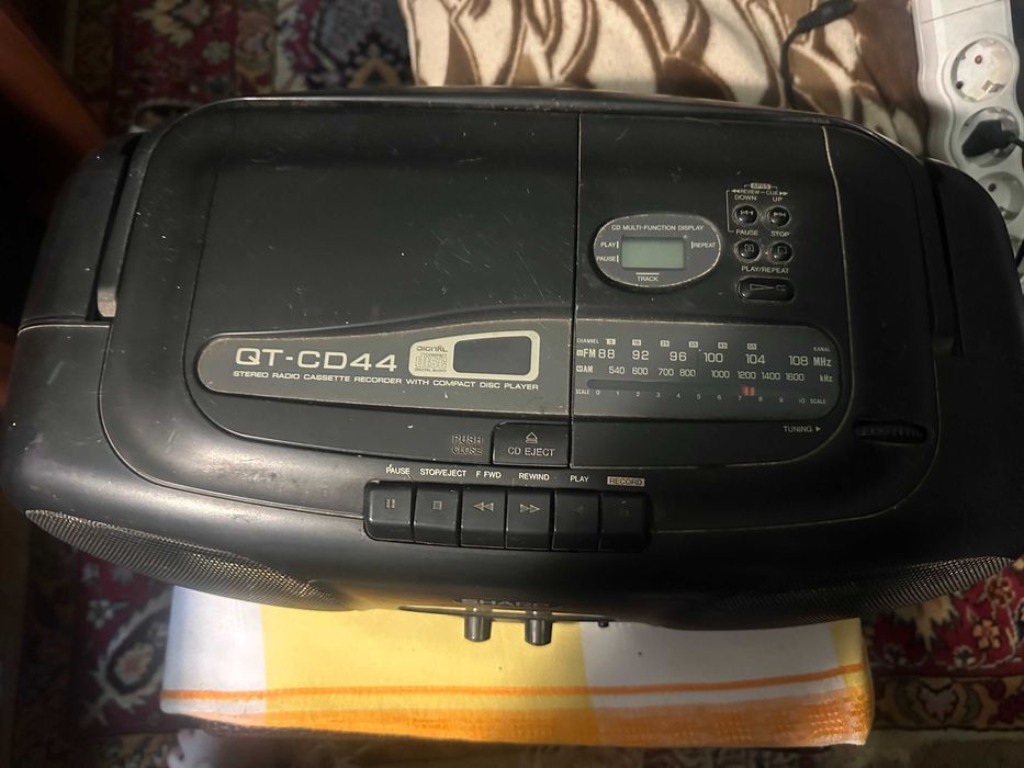 Винтажный бумбокс Sharp QT-CD44