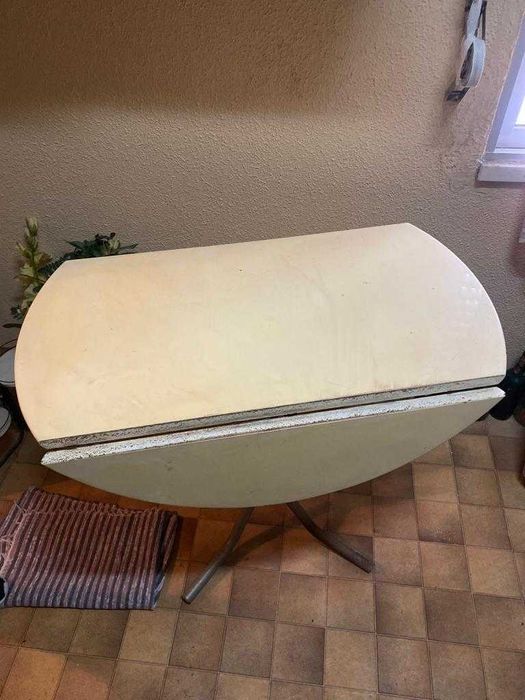 Mesa dobrável com pés de alumínio