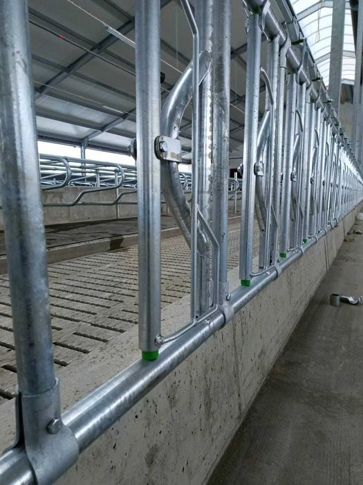 Bramy przepędowe, drabiny paszowe, agrafki, obejmy, wyposażenie obory