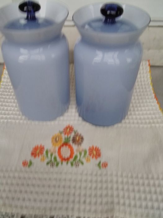 Dois potes de vidro fumado.