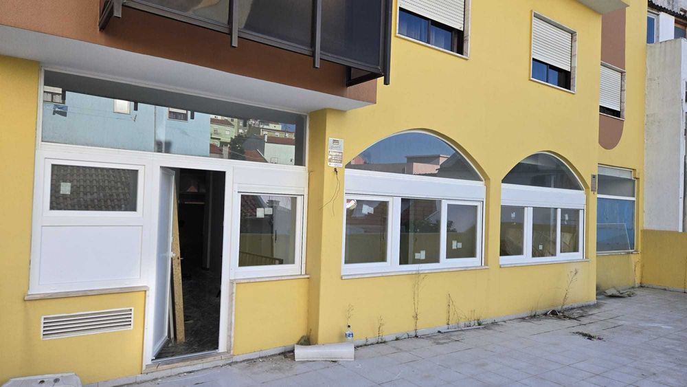 Loja na Encosta do Sol com 191 m2, saída de fumo e logradouro