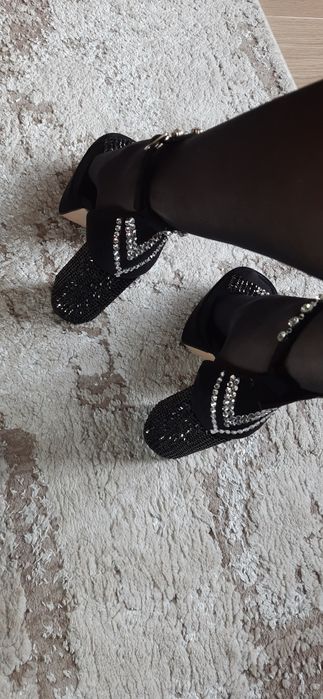 Жіночі трендові босоніжки