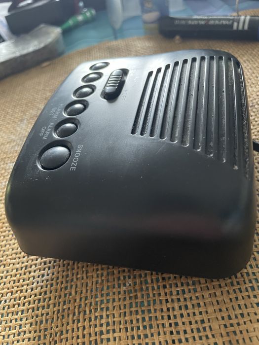 Budzik , zegar z czerwonym LED na prad na rynek brytyjski.