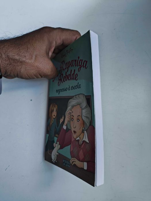 Conjunto de 2 livros da "A Rapariga Rebelde " Vol 2 e 4