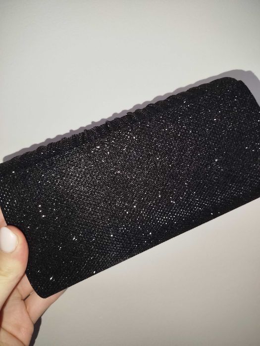 Czarna błyszcząca kopertówka