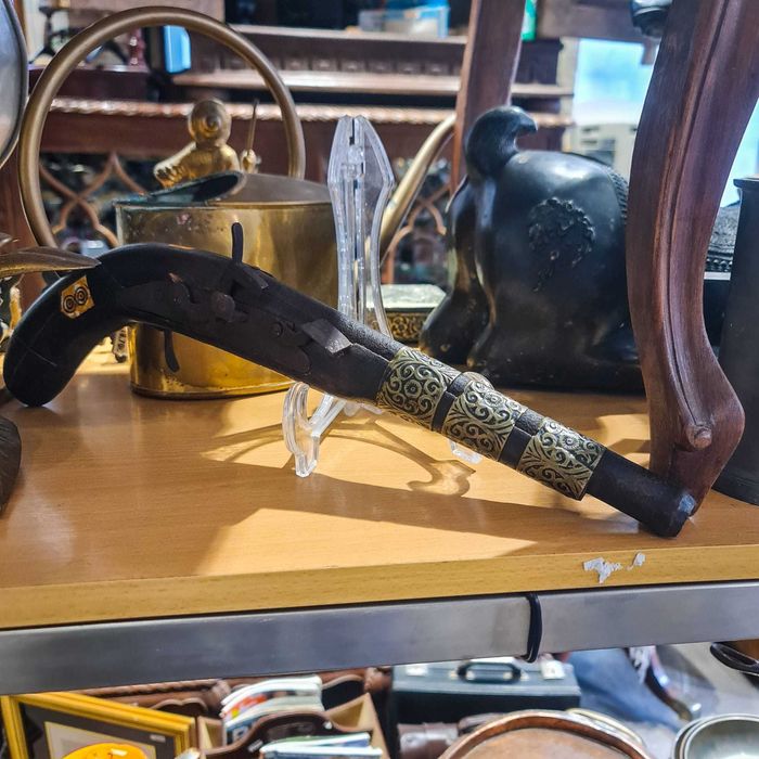 Pistola Decorativa Artesanal c/ Incrustações em Osso – 40 cm