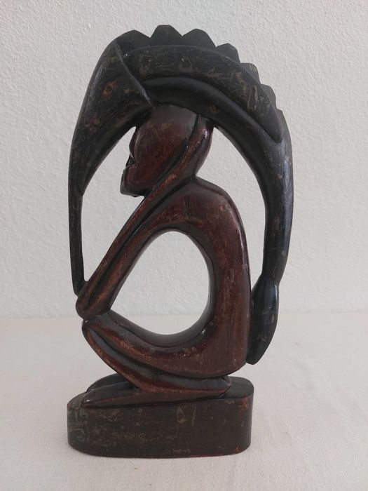Pensador africano em mogno