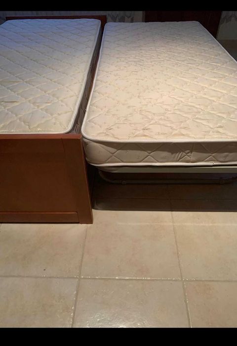 Cama dupla com colchões