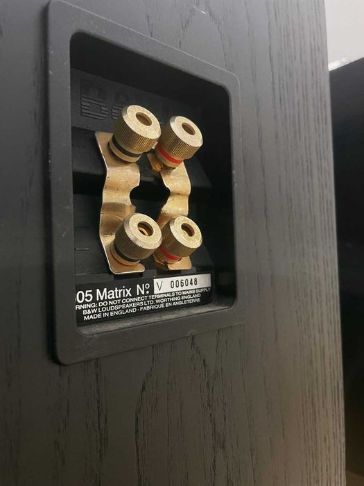 B&W Bowers & Wilkins 805 Matrix com suporte B&W STAV24 S2