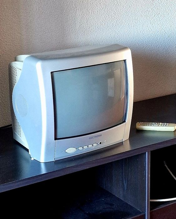 2 TVs pequenas em bom estado