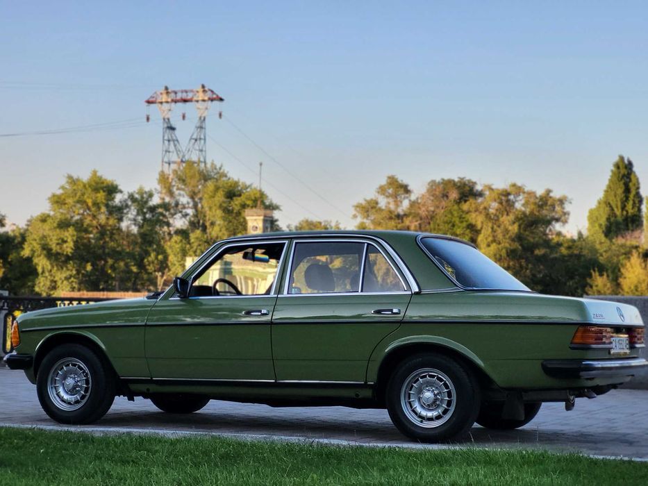 Mercedes-123  Classic  Old Car