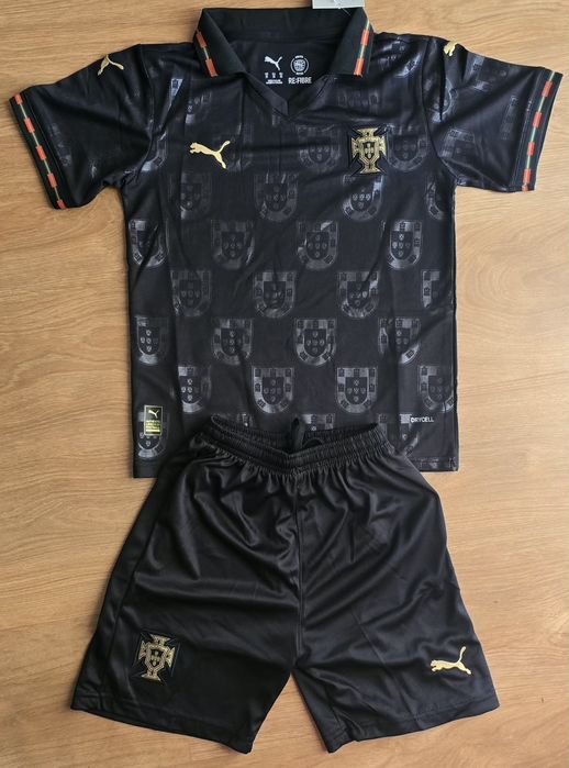 Equipamento criança Portugal x Eusébio