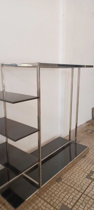 Expositores de madeira e metálico