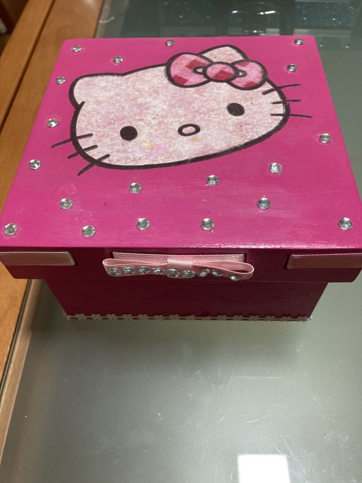Caixa em madeira da Hello kity