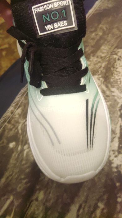 Продам новые кроссовки