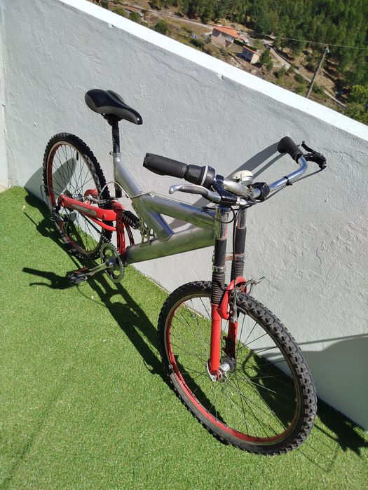 Duas bicicletas uma BTT e outra elopse 120E pra peças algumas funcionais  e leva carregador incluído a funcionar.